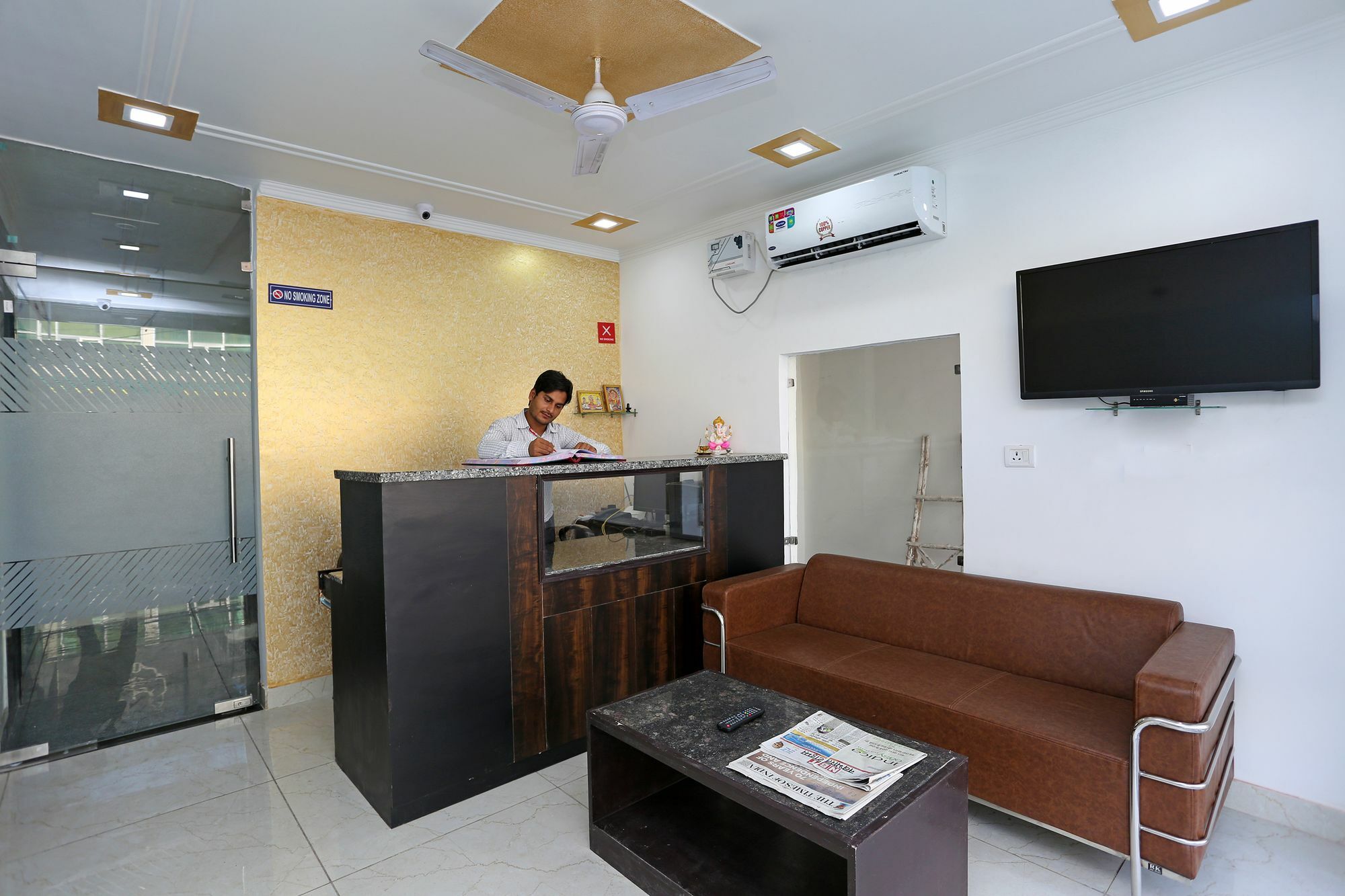 Hotel Aero Stay New Delhi Exteriör bild