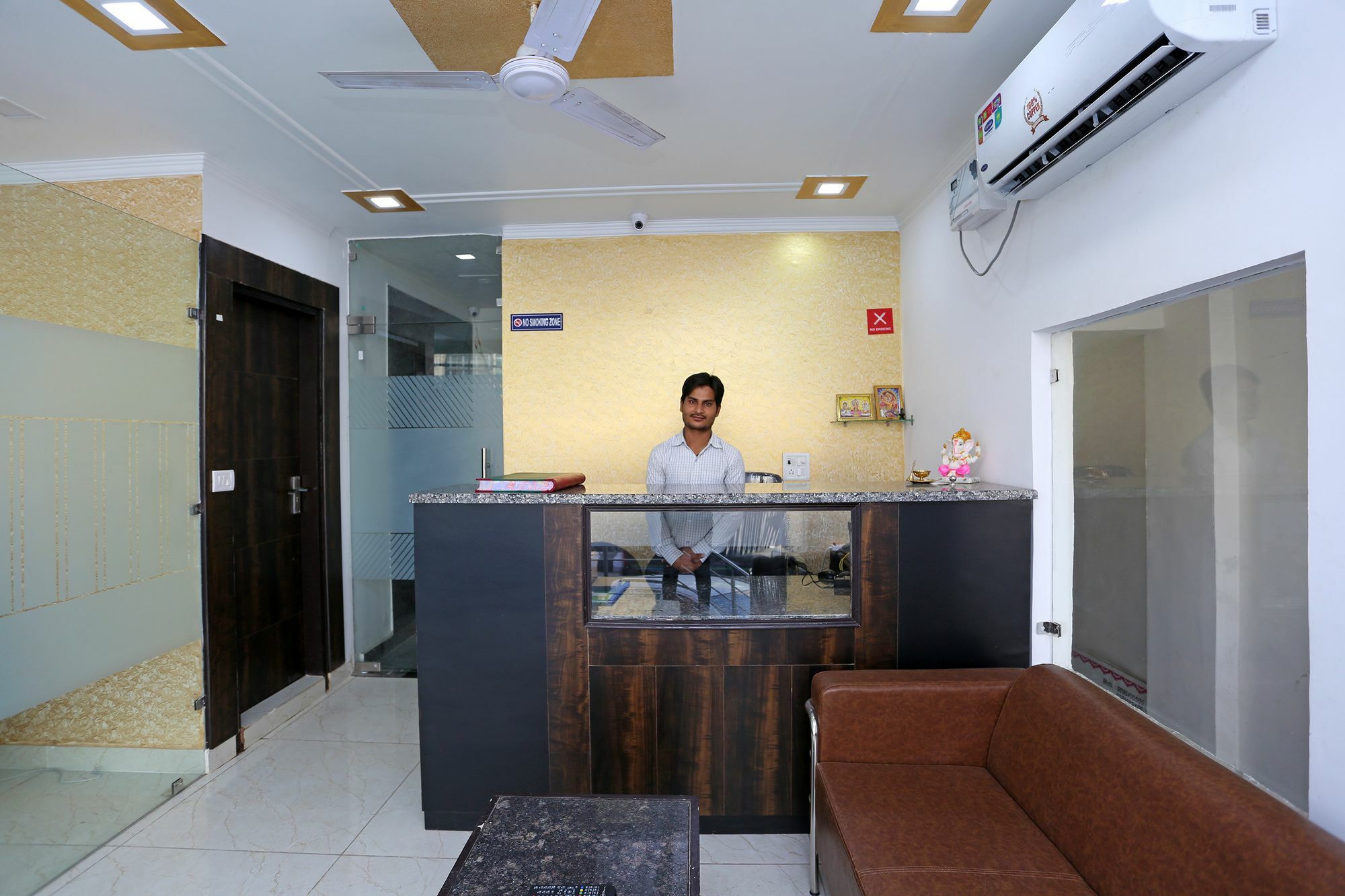 Hotel Aero Stay New Delhi Exteriör bild